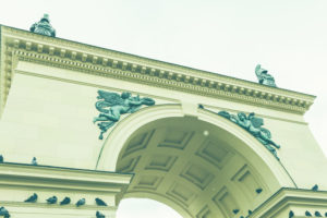 Nahaufnahme mit Engeln und Putten des Eingangs zum Hofgarten in München, Bayern, Deutschland. Nahaufnahme mit Engeln und Putten des Eingangs zum Hofgarten in München, Bayern, Deutschland.